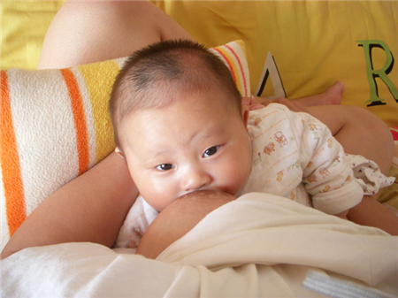 新生儿吃奶吐了还要吃怎么办6 新生儿吃奶吐了还要吃怎么办