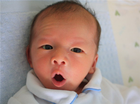 新生儿吃奶吐了还要吃怎么办2 新生儿吃奶吐了还要吃怎么办