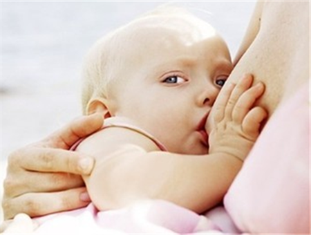 新生儿吃奶吐了还要吃怎么办3 新生儿吃奶吐了还要吃怎么办