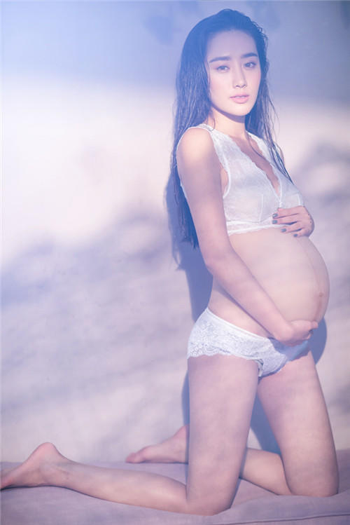 这套孕妇写真拍出了明星写真的味道