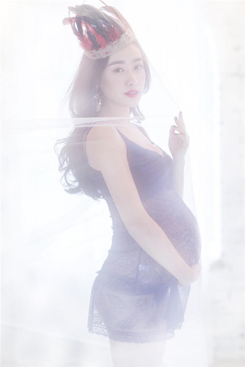 朦胧性感孕妇艺术照别有一番风味