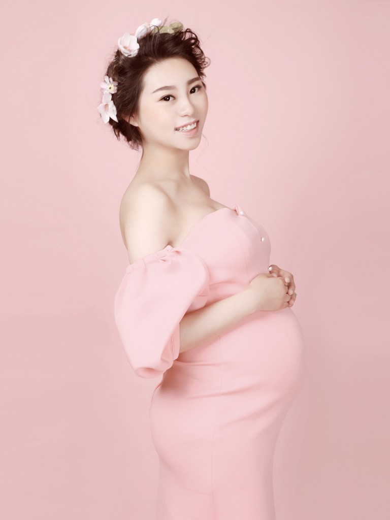 粉红长裙孕妈妈写真艺术照