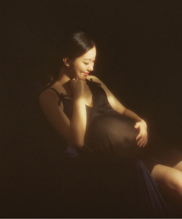 暗夜下孕妇照写真摄影