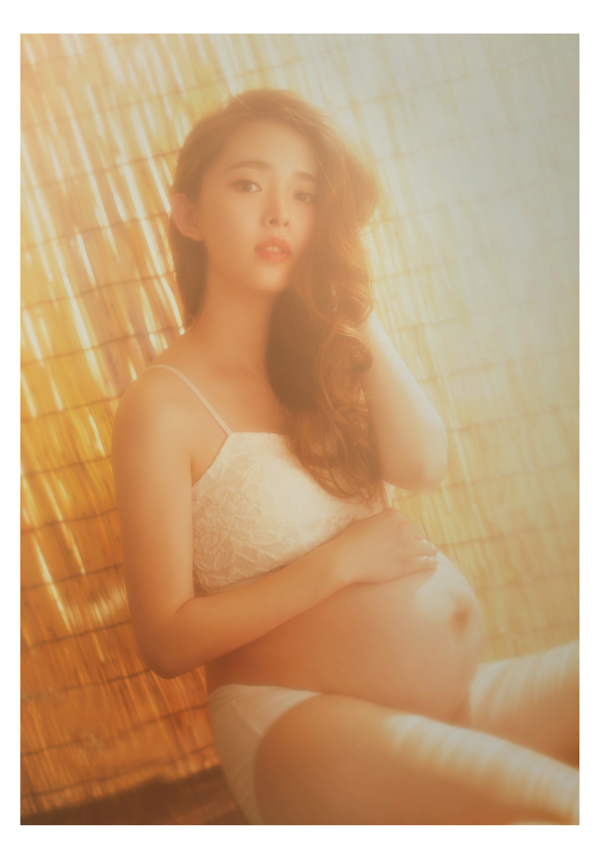 安静唯美午后余光孕妇照摄影