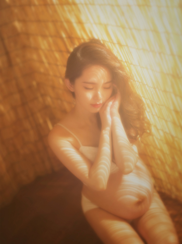 安静唯美午后余光孕妇照摄影