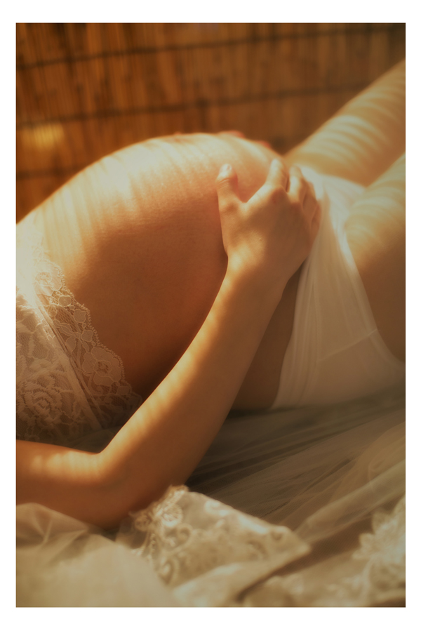 安静唯美午后余光孕妇照摄影