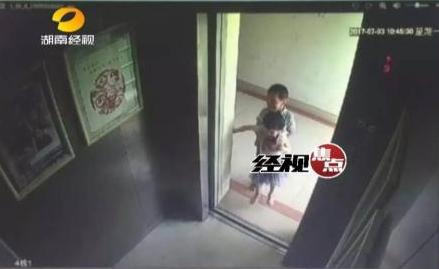 2岁女童被熊孩子关进电梯坠楼身亡 2岁女童被熊孩子关进电梯坠楼 5岁男孩将女童关电梯谁负责