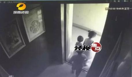 2岁女童被熊孩子关进电梯坠楼身亡 2岁女童被熊孩子关进电梯坠楼 5岁男孩将女童关电梯谁负责