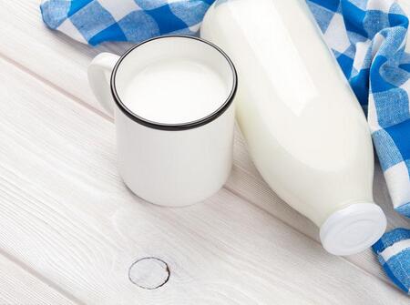 十个月的宝宝可以喝纯牛奶吗 宝宝喝纯牛奶如何选购