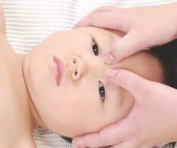 宝宝感冒鼻塞的推拿手法 孩子感冒鼻塞试试小儿推拿5 宝宝感冒鼻塞的推拿手法 孩子感冒鼻塞试试小儿推拿