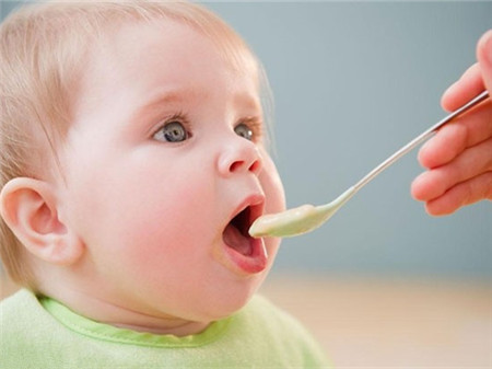 五个月宝宝可以吃辅食了吗,添加时机不对有啥影响呢?