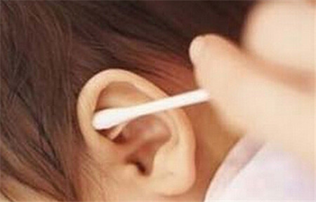 6个月婴儿耳屎怎么清理 经常给宝宝掏耳朵有什么危害 6个月婴儿耳屎怎么清理 经常给宝宝掏耳朵有什么危害