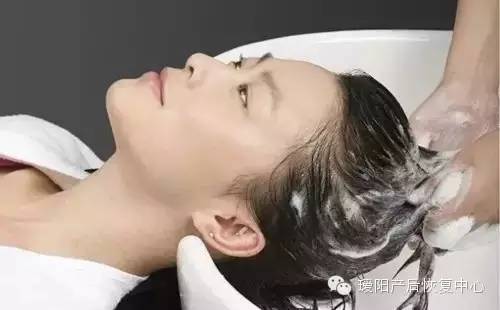 产后大把掉发？专家给出辣妈产后脱发烦恼的方法