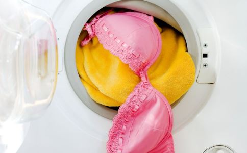 胸罩大点好还是小点好？避免8个伤乳房行为