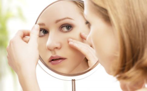 脸上为什么会长雀斑？ 怎么美白祛斑比较快