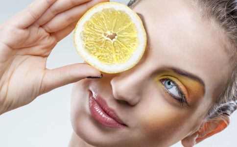 脸上为什么会长雀斑？ 怎么美白祛斑比较快