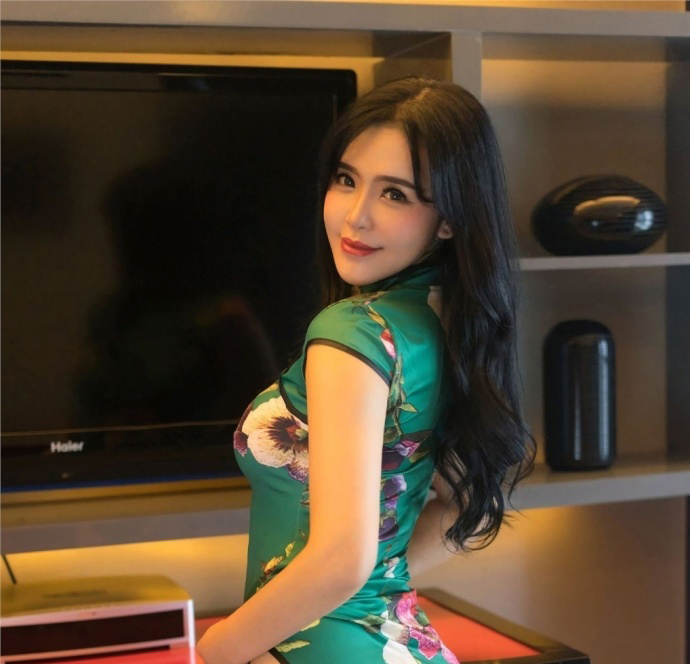 美出国际的性感旗袍，性感就是亮点