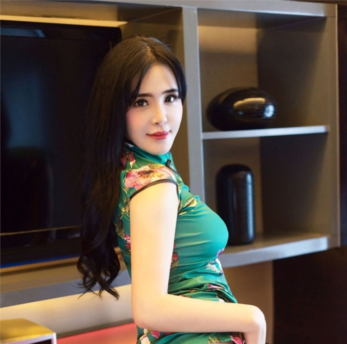 美出国际的性感旗袍，性感就是亮点
