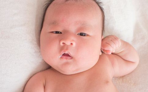 新生儿吐奶正常吗 两招做好预防