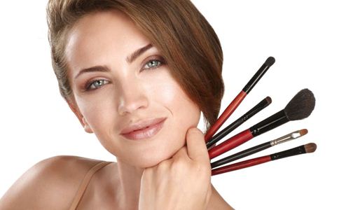 哺乳期化妆需谨慎 对宝宝有危害