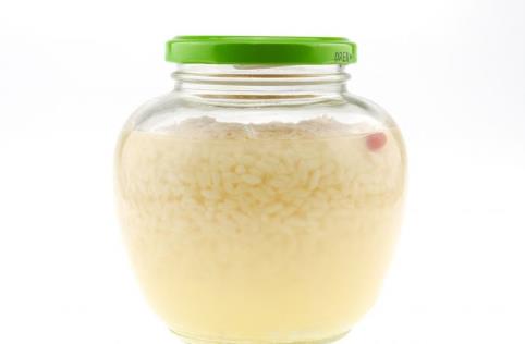 哺乳期间喝月子酒好吗 会对宝宝有危害吗