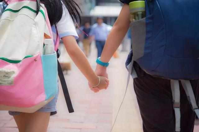 “艾滋病检测包”引学生疯抢,多名检测结果呈阳性,性教育不能少