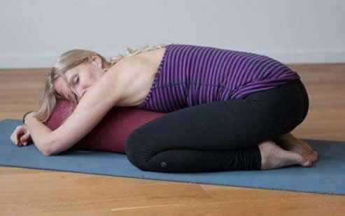 两个人的床上运动图片：夫妻瑜伽动作教程增甜蜜