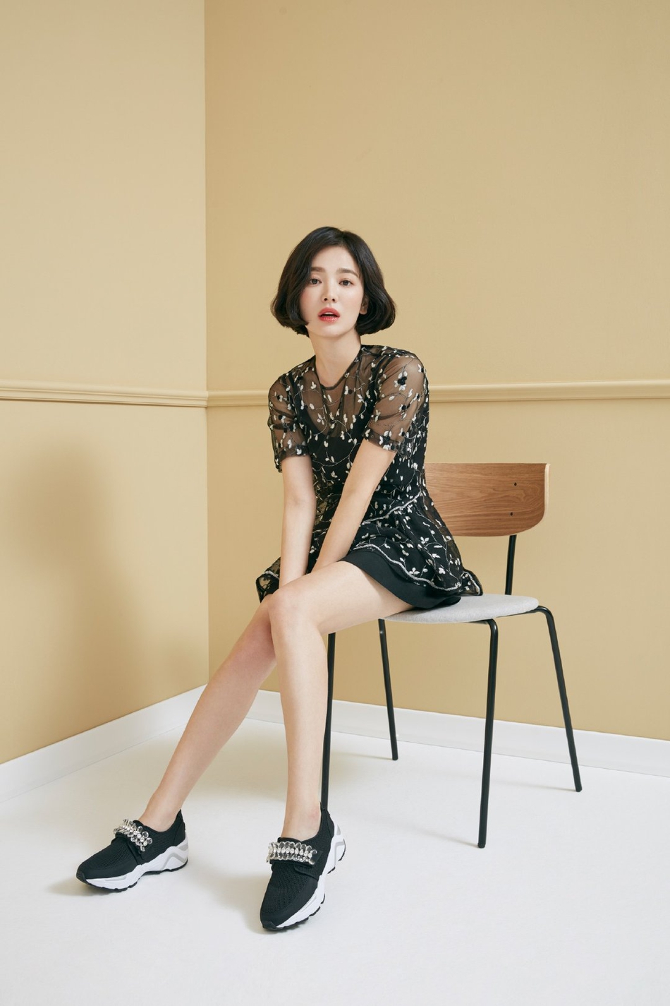 近日,韩国女星宋慧乔一组广告大片曝光。宋慧乔不理离婚传闻,拍广告大秀美腿,照片中的乔妹一头标志性温柔短发出镜,皮肤状态好似妙龄少女,纤细白嫩的美腿更是十分吸睛。网友评论:“这么土的鞋,也只有乔妹能驾驭了!”
