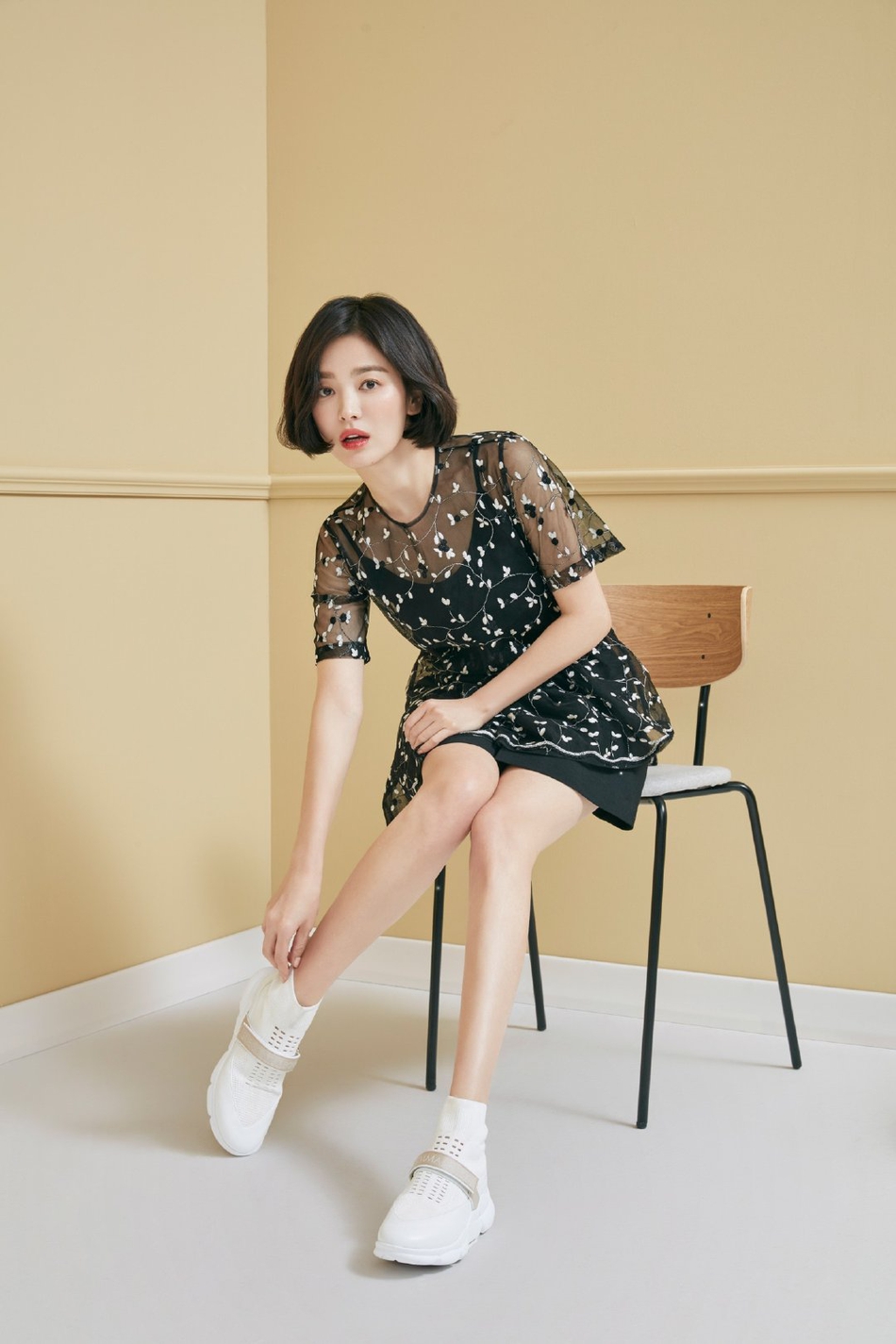 近日,韩国女星宋慧乔一组广告大片曝光。宋慧乔不理离婚传闻,拍广告大秀美腿,照片中的乔妹一头标志性温柔短发出镜,皮肤状态好似妙龄少女,纤细白嫩的美腿更是十分吸睛。网友评论:“这么土的鞋,也只有乔妹能驾驭了!”