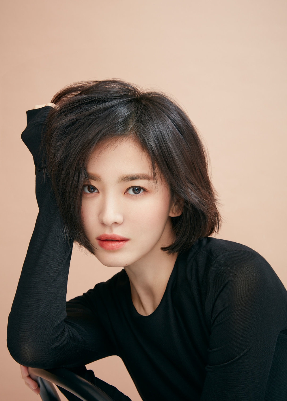 近日,韩国女星宋慧乔一组广告大片曝光。宋慧乔不理离婚传闻,拍广告大秀美腿,照片中的乔妹一头标志性温柔短发出镜,皮肤状态好似妙龄少女,纤细白嫩的美腿更是十分吸睛。网友评论:“这么土的鞋,也只有乔妹能驾驭了!”