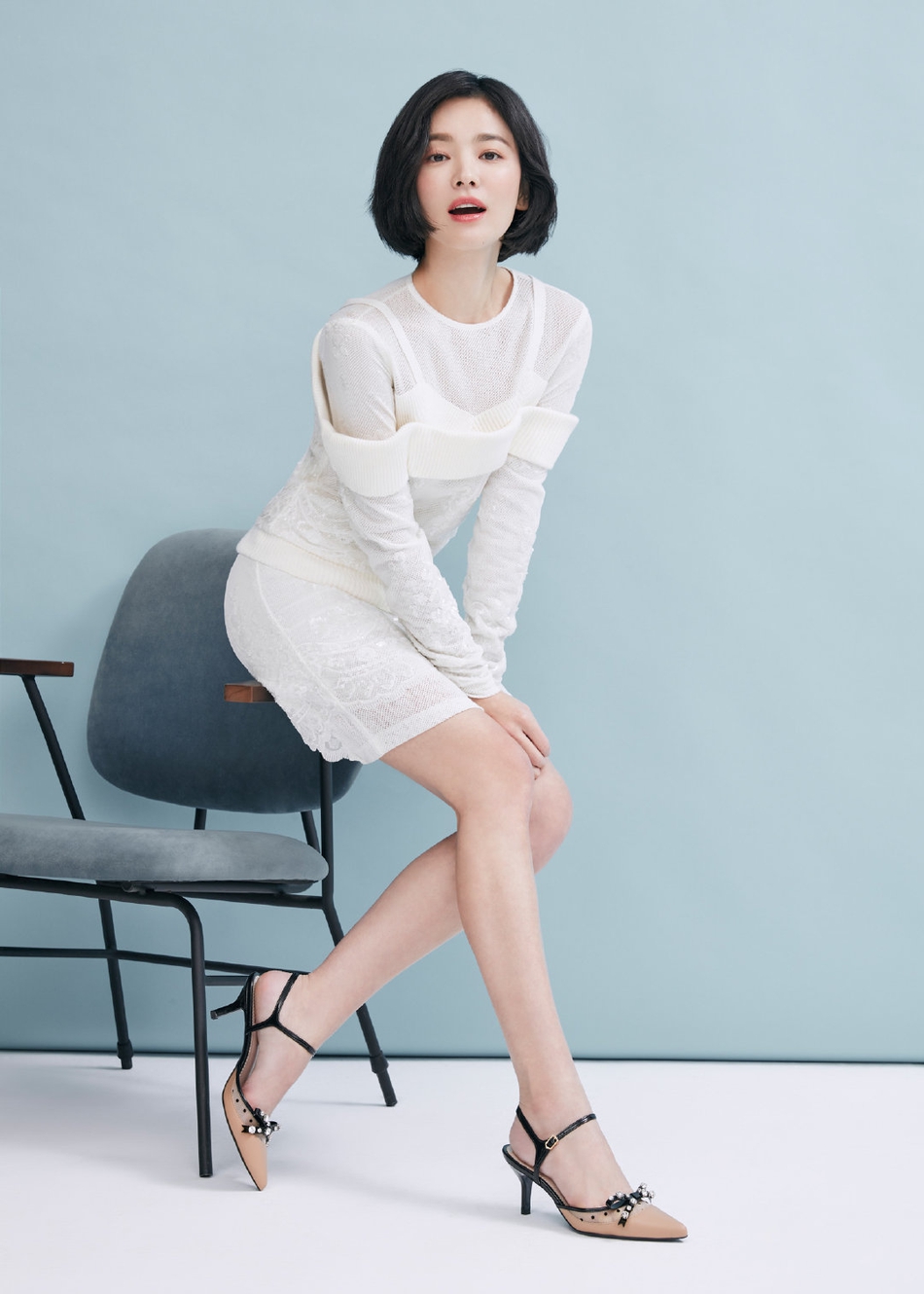 近日,韩国女星宋慧乔一组广告大片曝光。宋慧乔不理离婚传闻,拍广告大秀美腿,照片中的乔妹一头标志性温柔短发出镜,皮肤状态好似妙龄少女,纤细白嫩的美腿更是十分吸睛。网友评论:“这么土的鞋,也只有乔妹能驾驭了!”