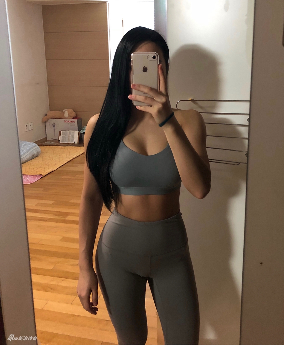ins美女barbie是一名特别喜欢健身的女孩,身材火辣,体态丰盈,极具诱惑。