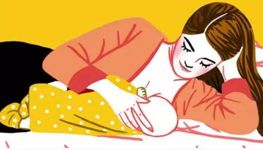 侧卧喂奶正确姿势图解：喂奶4种常用姿势（示范喂奶和含乳）