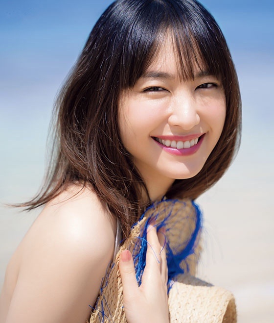 新垣结衣海边清新写真照曝光 小露香肩再现＂斩男笑＂