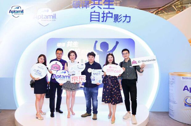 澳洲爱他美白金升级版全新升级，破译关键营养助力宝贝成长！