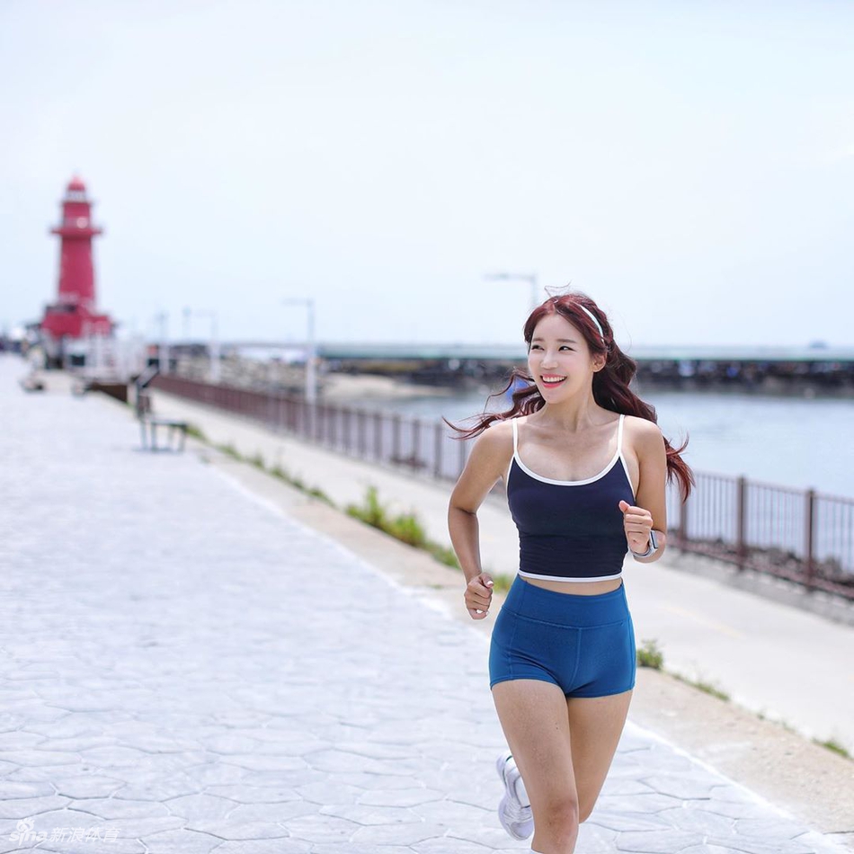 @anagram 是一位来自韩国的长跑美女,长期锻炼的身材凹凸有致,活力满满太美了!