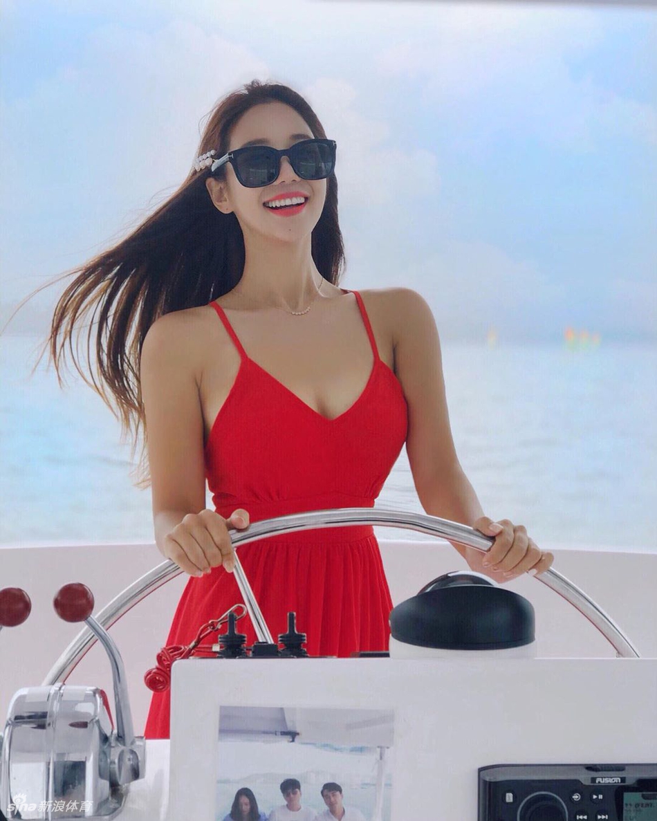 @anagram 是一位来自韩国的长跑美女,长期锻炼的身材凹凸有致,活力满满太美了!