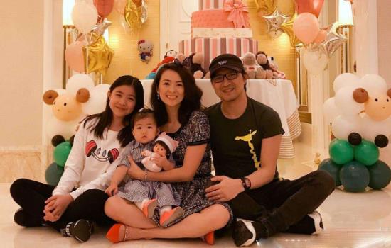 章子怡怀二胎真的假的？小腹凸起明显脚穿平跟鞋似被证实