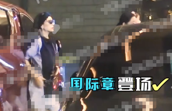 章子怡怀二胎真的假的？小腹凸起明显脚穿平跟鞋似被证实