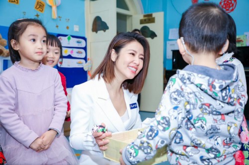 林心如优雅亮相Nuna慈善捐赠活动 妈妈范儿十足