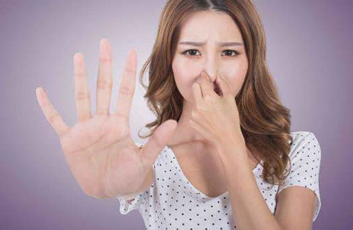 女性口臭是什么原因：口臭张嘴好尴尬该如何消除