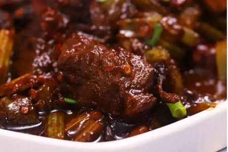 红烧牛肉的家常做法,四个简单步骤做出入味炖菜