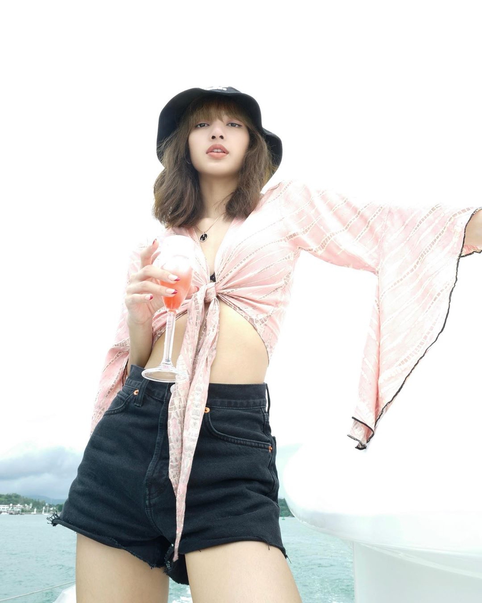 Lisa度假面对夕阳露美腿 穿热裤配短衫不惧太阳秀蛮腰