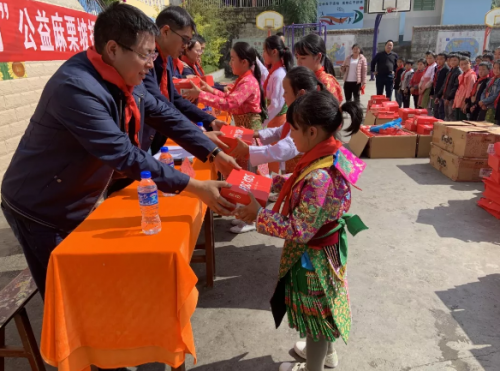 ABC KIDS“爱宝成长计划”云南公益行，让爱温暖冬天！