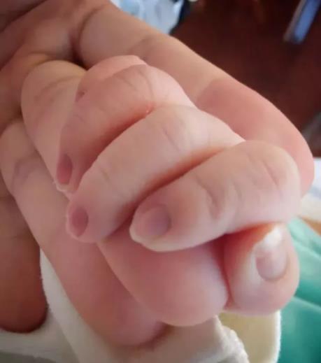 蔡少芬宣布三胎产子 张晋晒全家照儿子正面照曝光