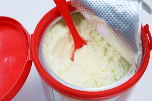 宝宝为什么会吐奶？红罐A2奶粉帮你轻松应对