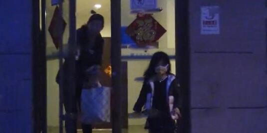 汪峰再现身月子中心 手捧鲜花探望章子怡