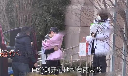 汪峰再现身月子中心 手捧鲜花探望章子怡