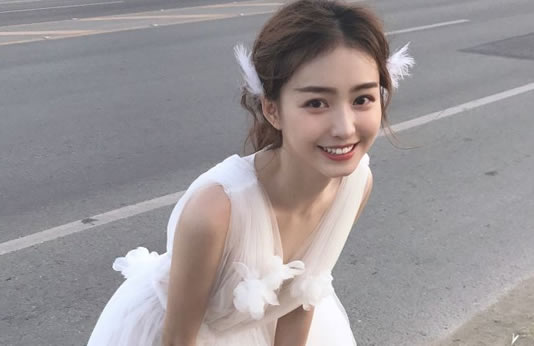 网络红人七七微博名称：duebass七七私房照及男友简介