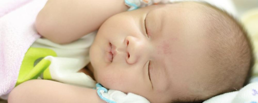 孩子睡觉为什么会一惊一乍 孩子睡觉一惊一乍的原因
